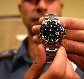 ladro ruba rolex|Tenta il furto di un Rolex, ma viene investito e si rompe il femore .